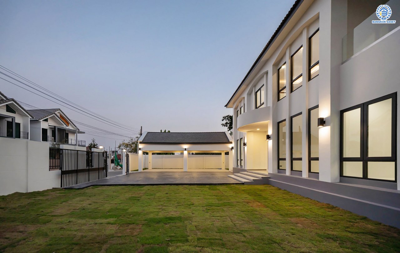 บ้านมือสองตกแต่งใหม่ โครงการ กฤษดานคร20 ปิ่นเกล้า-บรมราชชนนี บ้านหลังมุม ติดทะเลสาบ บนเนื้อที่กว้างมากถึง 238 ตร.ว. ตกแต่งด้วยวัสดุเกรดพรีเมี่ยม ฟังก์ชัน 5 ห้องนอน 6 ห้องน้ำ 1 ห้องอเนกประสงค์ 4 ที่จอดรถ พร้อมทั้งเปลี่ยนระบบไฟฟ้า สุขาภิบาล ทำเลศักยภาพ ติดถนนบรมราชชนนี ใกล้มหาวิทยาลัยมหิดล และเพียง 10 นาทีถึงเซ็นทรัล ปิ่นเกล้า